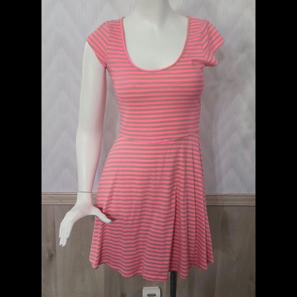❤️ American Eagle Outfitters Dress with Cut Out in back Size Small - Picture 1 of 2